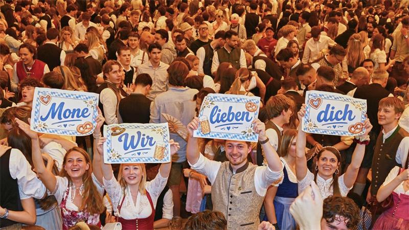 „Mone, Wir lieben dich“