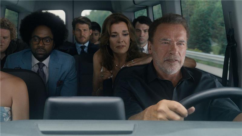 Schwarzenegger in „Fubar“: Action mit Schnuckiputzi Monica Barbaro (links) als Emma Brunner und Arnold Schwarzenegger (rechts) als Luke Brunner in einer Szene der Serie „Fubar“.