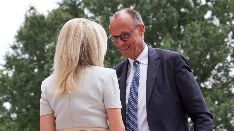 Bilder des Tages Monica Crowley (l), Protokollchefin des Weißen Hauses, begrüßt Bundeskanzler Friedrich Merz (CDU) bei seiner Ankunft zu einem Treffen mit US-Präsident Trump und dem ukrainischen Präsidenten Selenskyj im Weißen Haus.