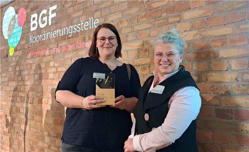 Monika Beuse (l.) und Justyna Gagelmann bei der Preisverleihung.