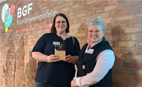 Monika Beuse (l.) und Justyna Gagelmann bei der Preisverleihung.