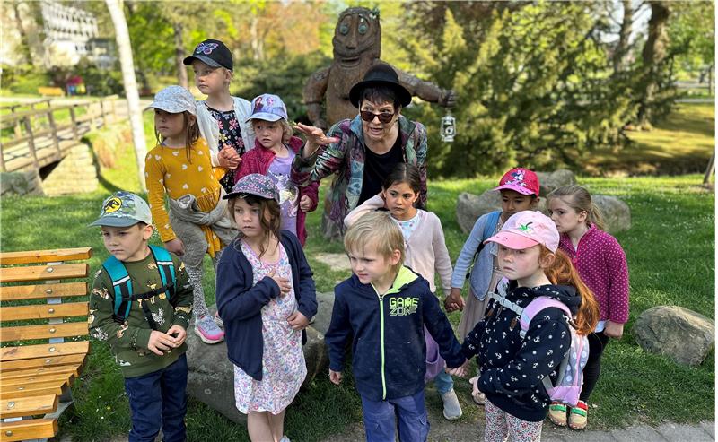 Was Harzburgs Kinder über die Geschichte ihrer Stadt lernen können Monika Franz führt die erste Kindergruppe durch Bad Harzburg, hier macht sie Halt am Krodo vor der Sole-Therme.