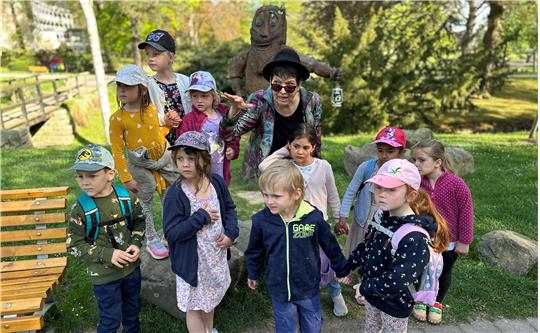 Monika Franz führt die erste Kindergruppe durch Bad Harzburg, hier macht sie Halt am Krodo vor der Sole-Therme.