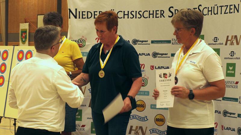 Monika Göbhardt (M.) von der Zellerfelder Schützengesellschaft kann ihren Titel verteidigen und bleibt Landesmeisterin im Blasrohrschießen.