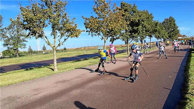 Monika Yu (re.) und Jette Nothdurft (gelbes Leibchen) landen bei den Landesmeisterschaften im Skirollerlauf in der Altersklasse U 12 einen Doppelsieg für den SC Buntenbock. Foto: Privat