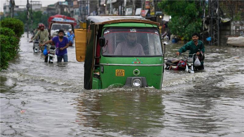 Monsun in Pakistan: Der Monsunregen hat eine Straße unter Wasser gesetzt.  