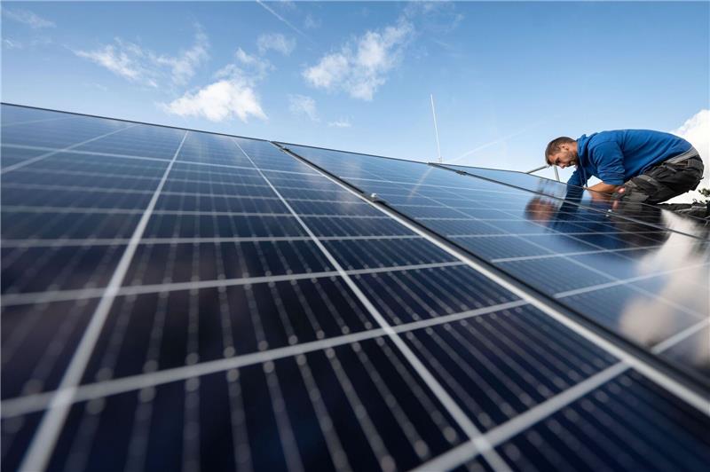 Solarbranche braucht hunderttausende Fachkräfte Montage von Photovoltaikmodulen auf dem Dach eines Wohnhauses. Die Solarbranche benötigt vor allem Bauhandwerker sowie Planungs- und Elektroingenieure.