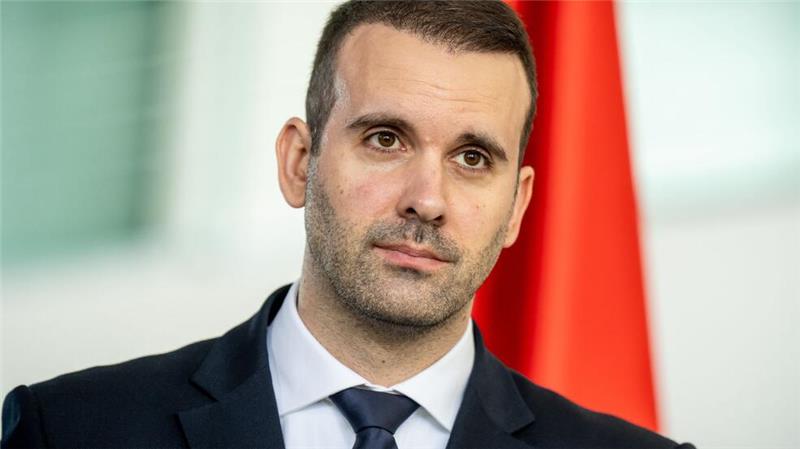 Montenegros Ministerpräsident Spajic will das Waffengesetz verschärfen, nachdem ein Amokschütze in dem Adria-Land zwölf Menschen getötet hat.
