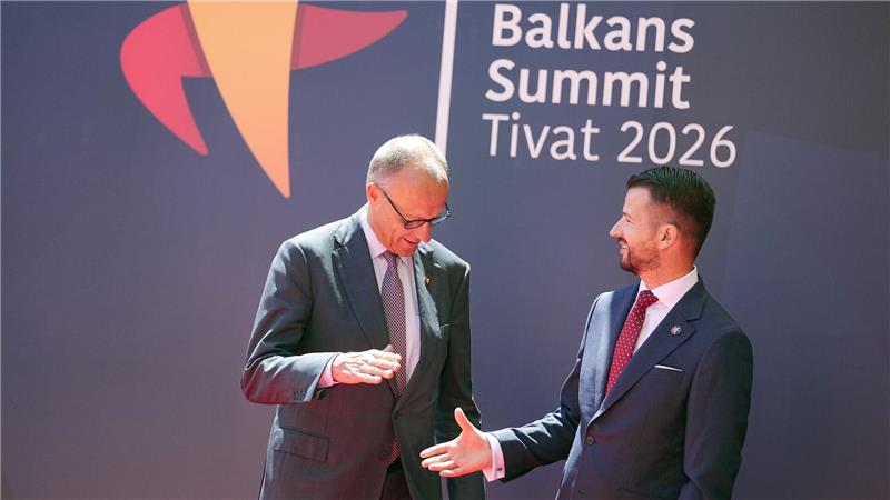 EU-Erweiterung bis 2028? Merz und Macron wollen Tempo machen Montenegros Präsident Jakov Milatovic (r) kann darauf hoffen, dass sein Land bald der EU beitreten kann. Kanzler Merz ist für eine zügige EU-Erweiterung offen.