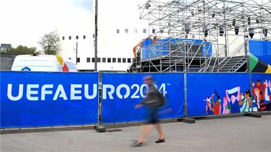 Monteure arbeiten am Aufbau der Fan-Zone in Düsseldorf.