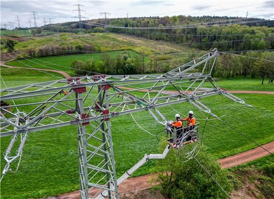 Monteure erneuern eine 110 KV Hochspannungsleitung.