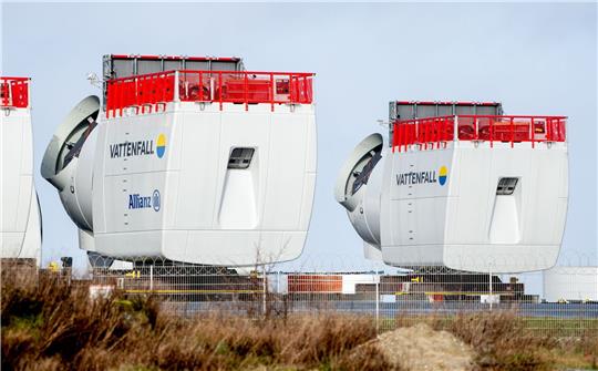 Montierte Gondeln für Windkraftanlagen auf See stehen auf dem Gelände von Siemens Gamesa.