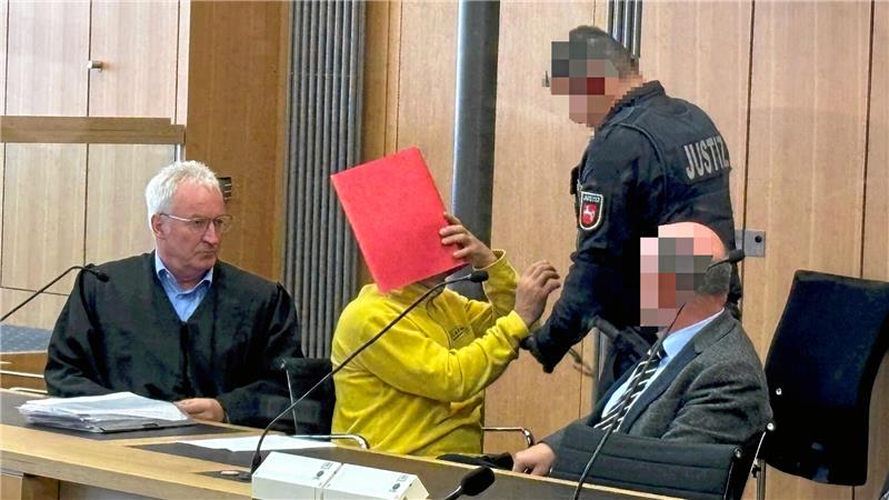 Mordprozess vor dem Braunschweiger Landgericht: Der Angeklagte mit seinem Anwalt und dem Dolmetscher.