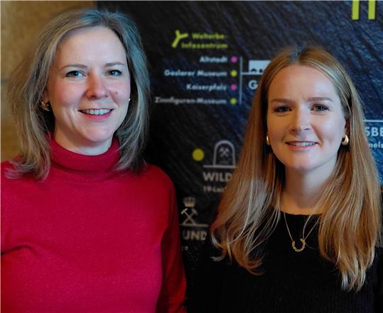 Das Bild zeigt zwei Frauen, die in die Kamera gucken.