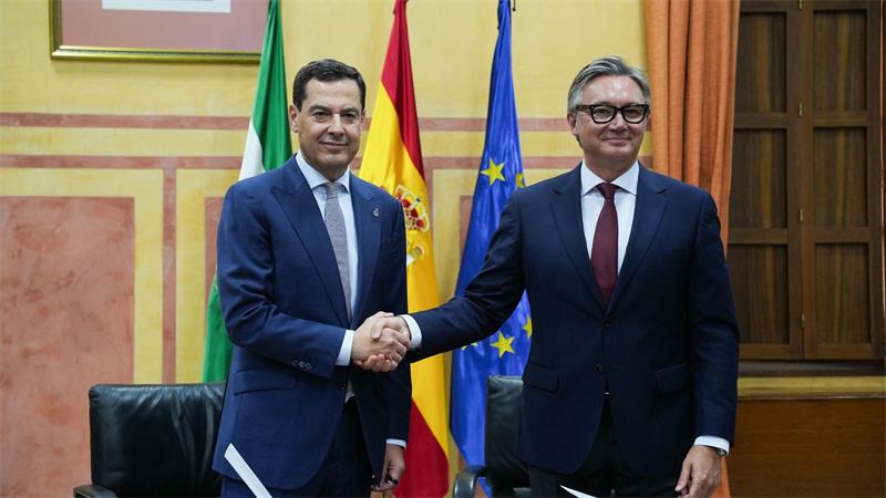 Moreno (l) und Vox-Fraktionssprecher Manuel Gavira besiegeln ihre neue Koalitionsregierung in der bevölkerungsstärksten Region Spaniens. 