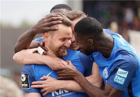 Morgan Faßbender (vorne, r-l) vom SV Meppen jubelt mit Thilo Leugers nach einem Treffer.