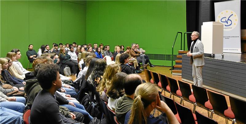 Verkehrsgerichtstag: Sollte sich Opa noch ans Steuer setzen? Morgens diskutiert VGT-Präsident Professor Ansgar Staudinger mit Schülerinnen und Schülern des CvD-Gymnasiums. Foto: Roß