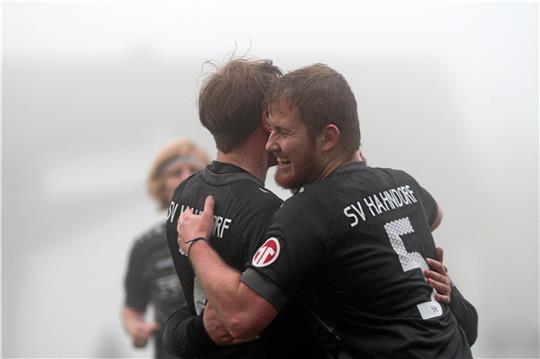 Moritz Barke (re.) freut sich über den Treffer von Jannes Nentwig (li.) zum zwischenzeitlichen 2:1 des SV Hahndorf gegen den VfL Oker II. Foto: Gietemann