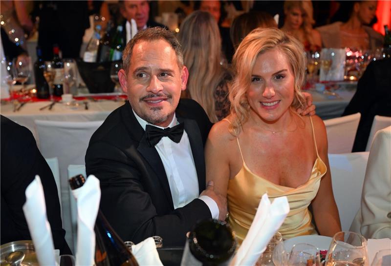 „Endlich wieder Filmball”: Promis feiern Kinojahr in München Moritz Bleibtreu und seine Frau Saskia de Tschaschell beim Deutschen Filmball in München.