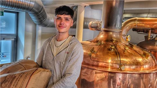 Moritz Kahl ist der einzige Azubi im Landkreis Goslar, der das Handwerk des Brauers und Mälzers lernt.