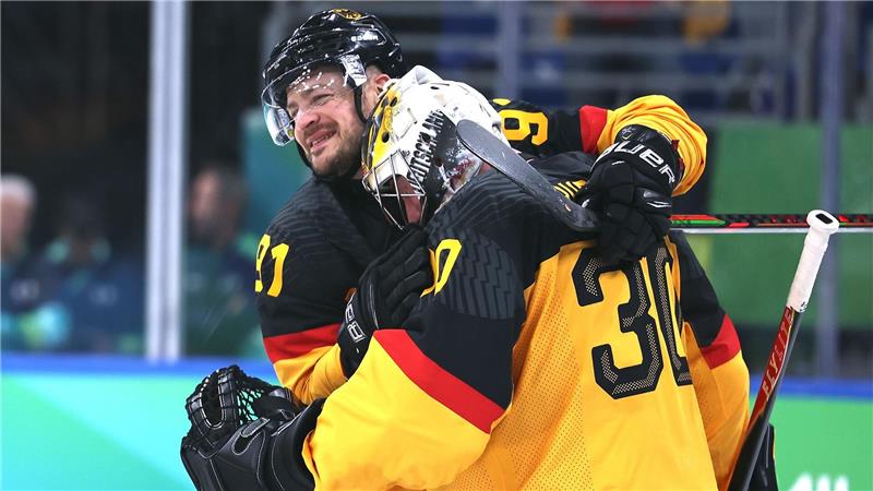 Moritz Müller (l) und Philipp Grubauer feiern den Pflichtsieg gegen Frankreich.