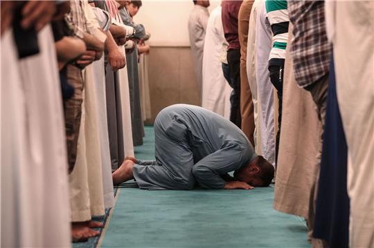 Moslems beten in der Moschee von Scheich Abdul Qadir Al-Kilani.