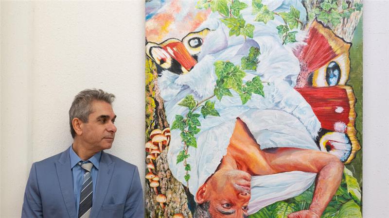 200 Gäste besuchen Vernissage im Bad Harzburger Kunstkarussell Mostafa Moslemi vor dem Werk Metamorphosen.