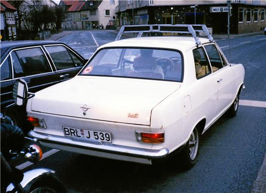 Motivglück – fotografiert 1985 in Schladen: Dieser Opel Kadett ist das letzte alte Auto, das Kennzeichen-Historiker Dirk Nitsche mit einer BRL-Nummer zu Gesicht bekam. Foto: Nitsche