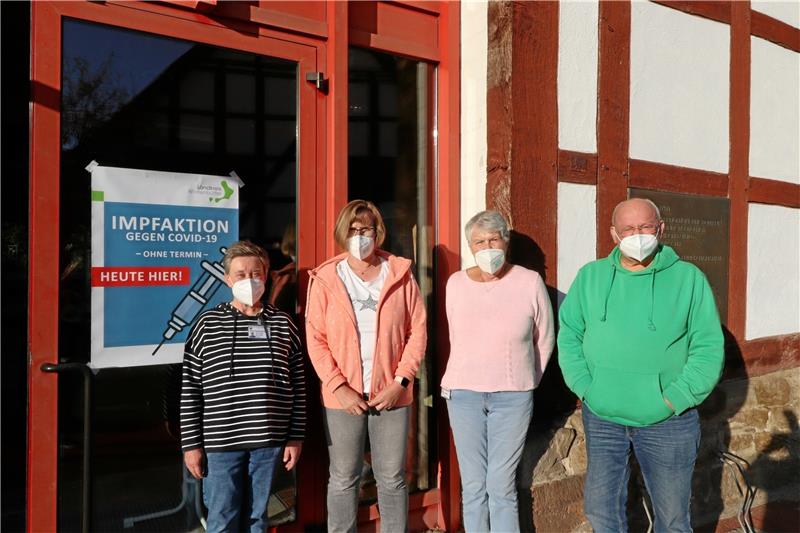 Coronaimpfungen: Der Winter naht, Vorsorge wird wichtiger Motiviert am Impfen im Schladener DGH sind Dr. Ursula Korowski, Kathrin Franke, Dorle Krauß und Ralph Latteyer (v. li.). Die Zahl der Impflinge nimmt vor dem Winter wieder zu. Fotos: Jambrek/Pixabay