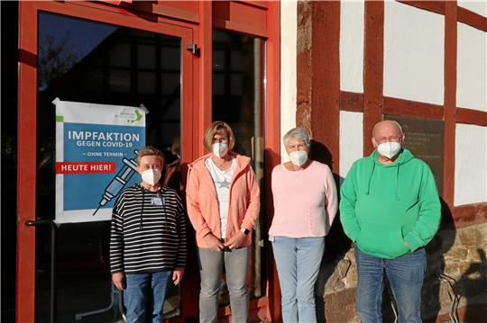 Motiviert am Impfen im Schladener DGH sind Dr. Ursula Korowski, Kathrin Franke, Dorle Krauß und Ralph Latteyer (v. li.). Die Zahl der Impflinge nimmt vor dem Winter wieder zu. Fotos: Jambrek/Pixabay