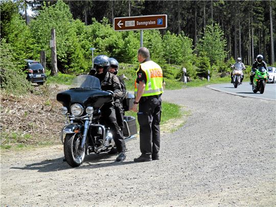 Motorradkontrollen finden regelmäßig am Dammhaus statt – warum nicht auch mal im Altenauer Schultal, fragen Anwohner. Archivfoto: Polizei