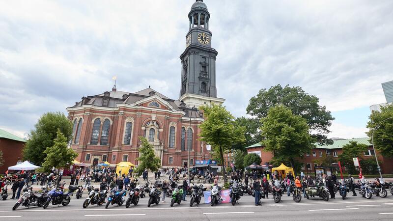 Tausende Biker beim Motorrad-Gottesdienst Motorräder auf der Ludwig-Erhard-Straße vor der Hauptkirche St. Michaelis (Michel) in Hamburg.