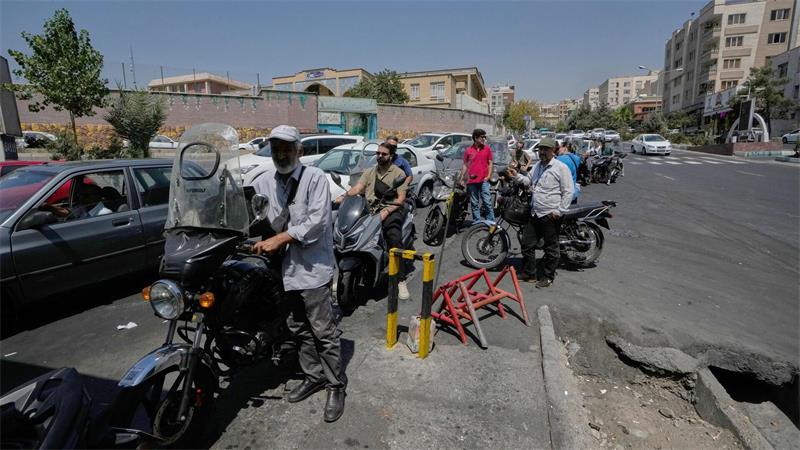Hamsterkäufe in Teheran: Lange Schlangen an Tankstellen Motorräder und Autos stehen vor einer Tankstelle Schlange. (Archivbild)