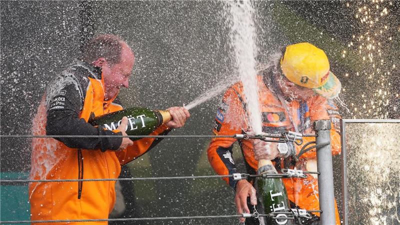 Motorsport: Formel-1-Weltmeisterschaft, Grand Prix von Brasilien, Rennen. McLaren Rennleiter Mark Norris, links, versprüht Champagner für den britischen McLaren-Piloten Lando Norris auf dem Podium.