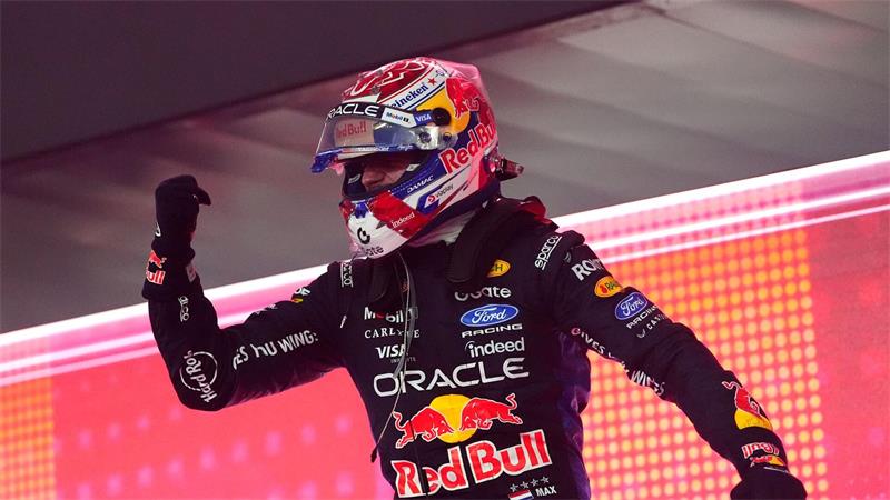Motorsport: Formel-1-Weltmeisterschaft, Grand Prix von Singapur. Der niederländische Red-Bull-Fahrer Max Verstappen jubelt über seinen Sieg.