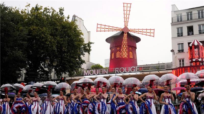 „Großer Moment“: Lipowitz wird Tour-Dritter - Pogacar siegt Moulin-Rouge-Tänzerinnen bei der Tour de France.