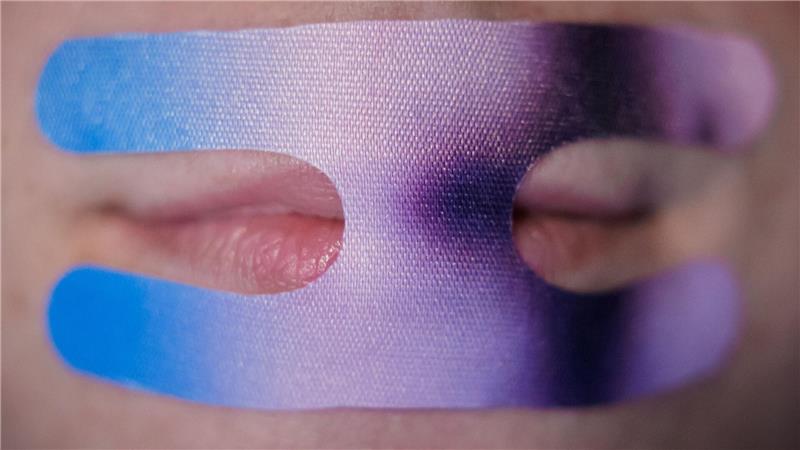 Mouth Taping: Studie warnt vor Risiken von zugeklebtem Mund Mouth Taping ist ein großer Trend, der durch die sozialen Medien befeuert wird. (Illustration)