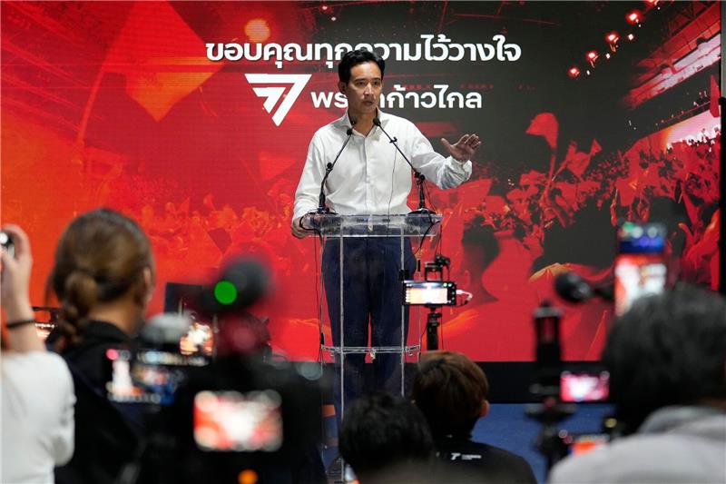 Junge Opposition holt den Wahlsieg in Thailand Move-Forward-Parteichef Pita Limjaroenrat spricht mit den Medien im Hauptquartier seiner Partei.