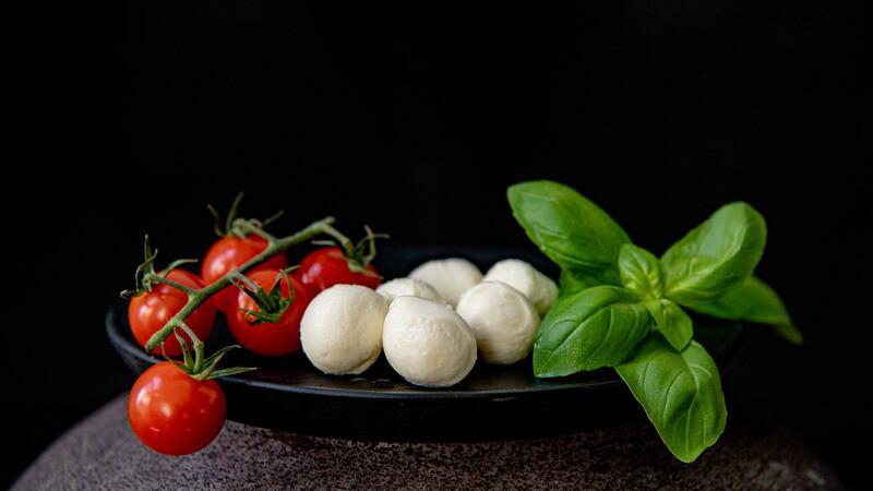 Mozzarella ist weltweit beliebt und als Vertreter der Frischkäse verzaubert er mit seinem leichten, frischen Geschmack.