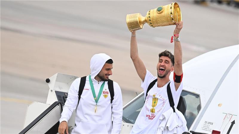 Müde, aber glücklich stiegen die VfB-Profis aus dem Flieger.