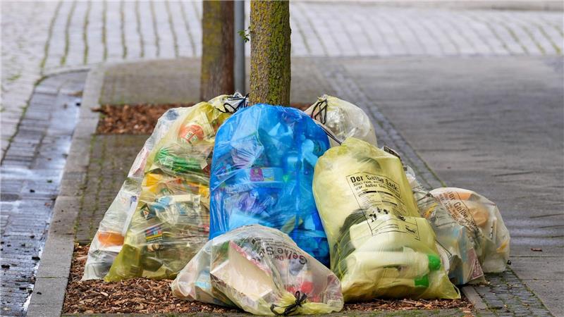 Deutschland produziert weniger Müll Müll aus Haushalten am Straßenrand - der größte Posten bei den Abfällen entsteht allerdings anderswo. (Archivbild)