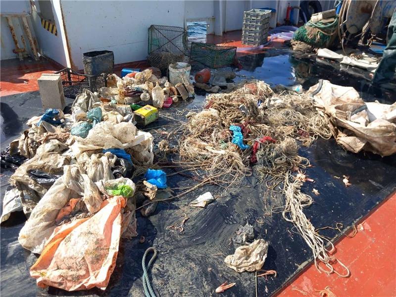 Für die Umwelt: Griechische Fischer fischen Müll Müll, der aus dem Meer gefischt wurde.