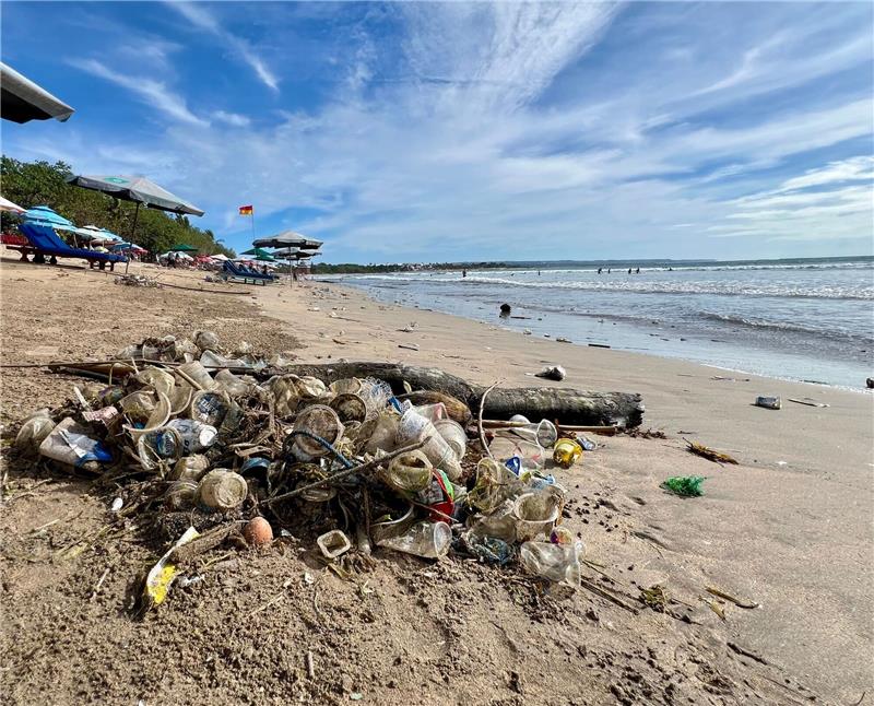 „Love Bali”: Trauminsel kassiert Touristensteuer Müllberge am Strand von Kuta.