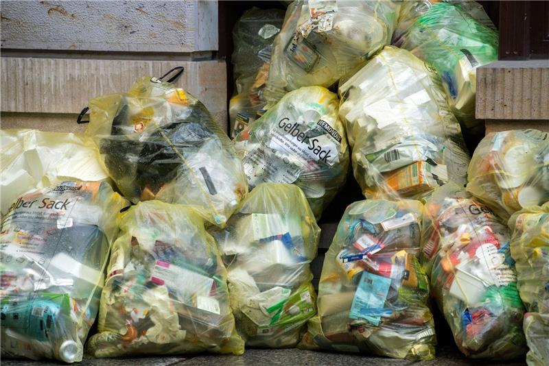 Bis 2030: Mehr Verpackungen in der EU sollen recycelbar sein Müllbeutel «Gelber Sack» liegen in der Altstadt auf einem Fußweg vor einem Haus. Die EU einigt sich auf eine Reform für weniger Verpackungsmüll bis 2030.