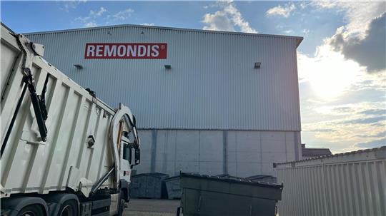 Müllfahrzeug und Container vor einer Remondis-Halle - das Abfallunternehmen ist in vielen Regionen Deutschlands sehr präsent.