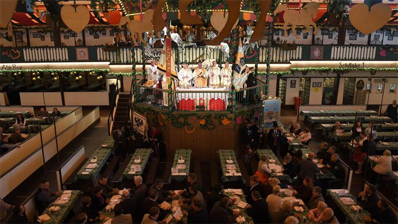 München: Ökumenischer Gottesdienst im Marstall-Festzelt setzt Zeichen der Trauer um Security-Mitarbeiter des „Hangover“