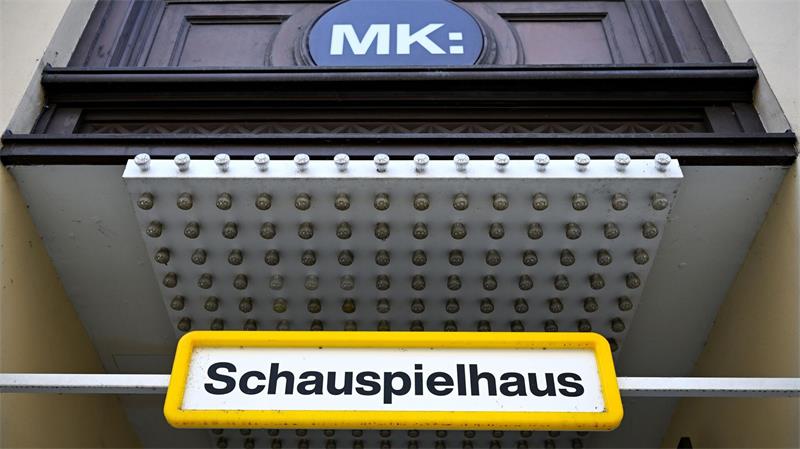 Münchner Kammerspiele sind „Theater des Jahres“ München, Sommer 2026: Ein Schild mit der Aufschrift „Schauspielhaus“ ist am Eingang der Münchner Kammerspiele zu sehen.