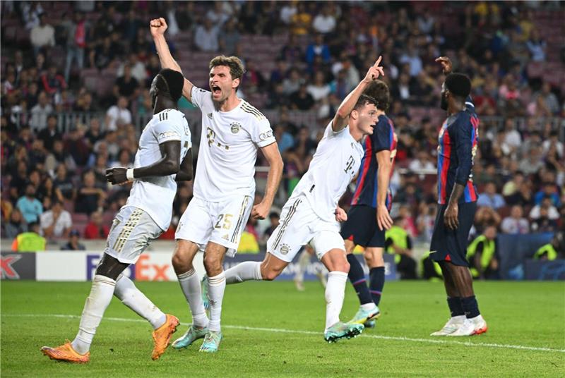 „Erwachsene” Bayern „haben noch viel vor” in Europa Münchens Benjamin Parvard (M) bejubelt sein Tor zum 3:0 mit Sadio Mane (l) und Thomas Müller.