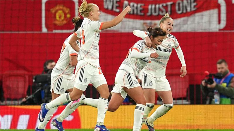 Münchens Momoko Tanikawa (zweite von rechts) feiert mit ihren Mannschaftskameradinnen.