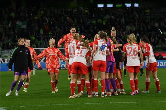 Münchens Spielerinnen feiern nach dem Schlusspfiff.